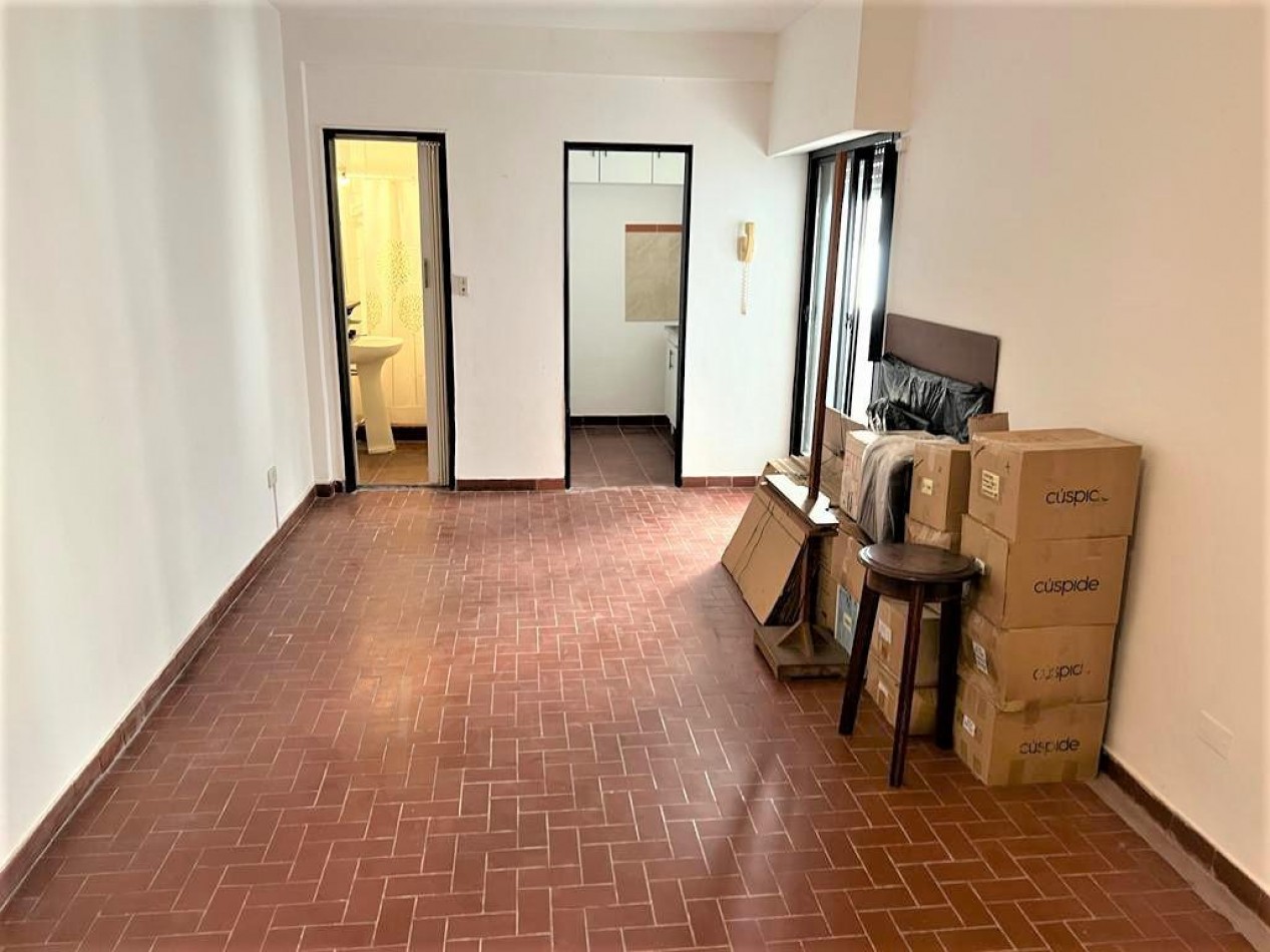 Monoambiente en primer piso por escalera- Olivos