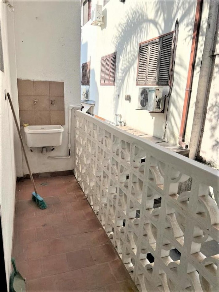 Monoambiente en primer piso por escalera- Olivos