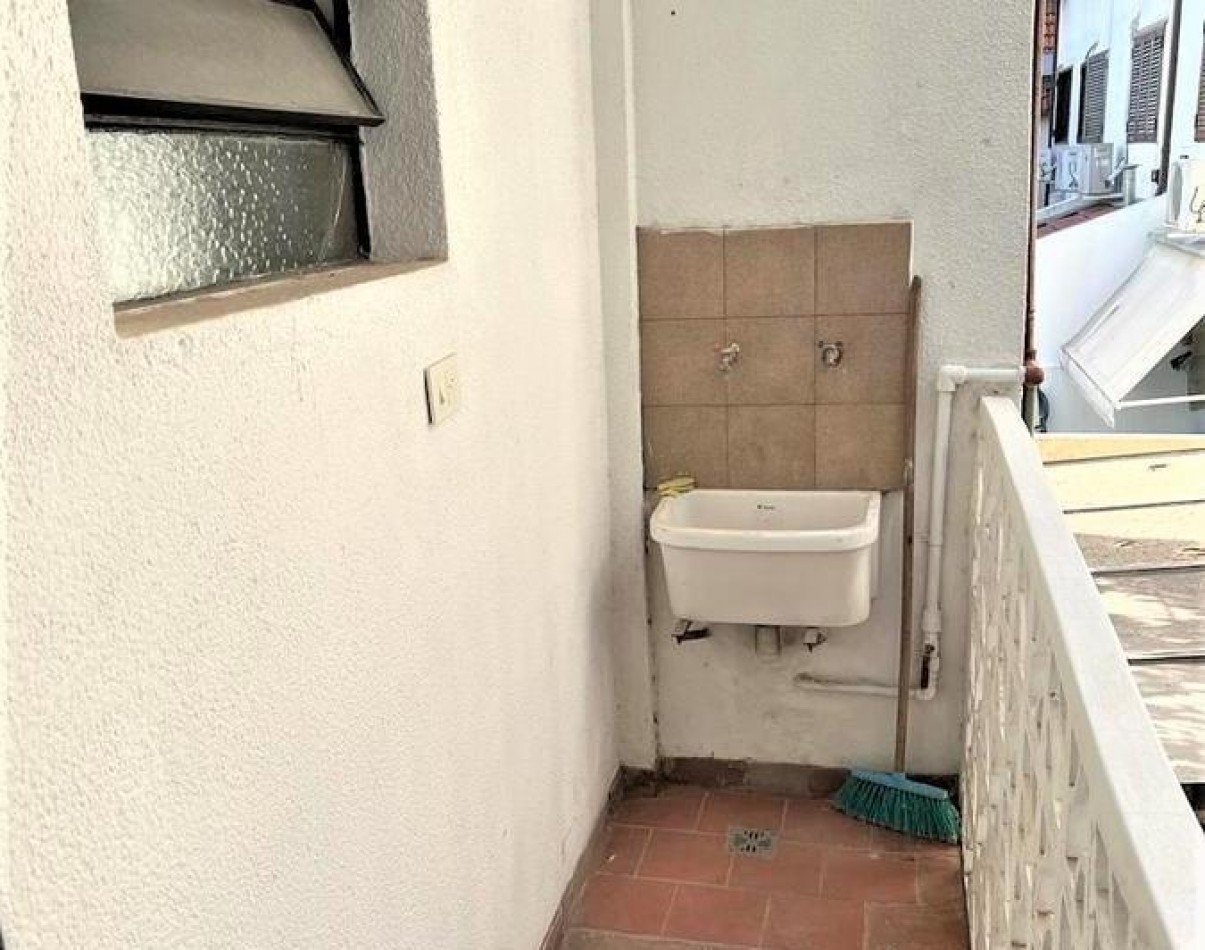 Monoambiente en primer piso por escalera- Olivos