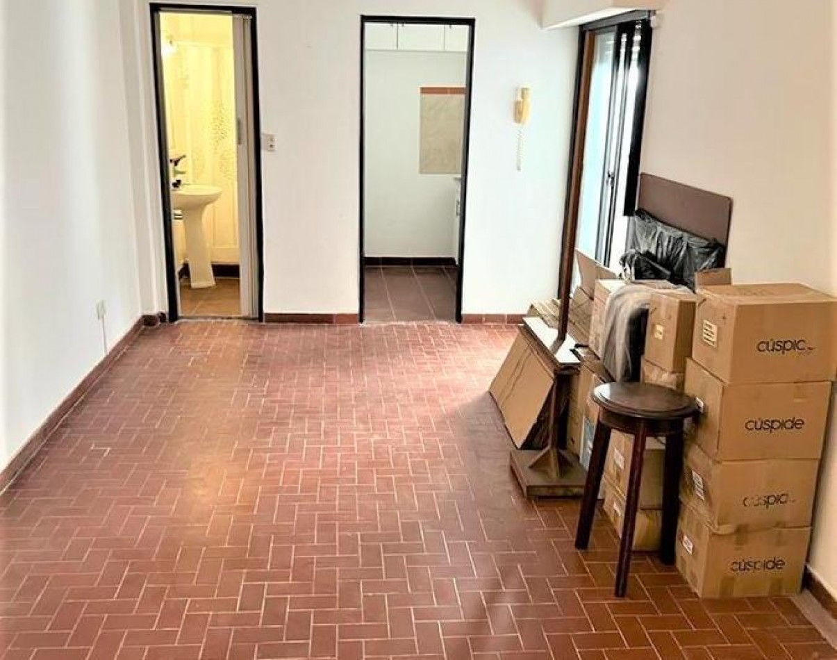 Monoambiente en primer piso por escalera- Olivos