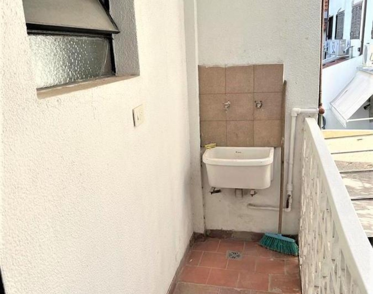 Monoambiente en primer piso por escalera- Olivos