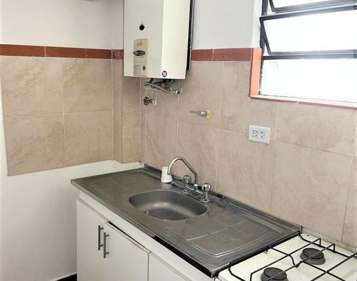 Monoambiente en primer piso por escalera- Olivos