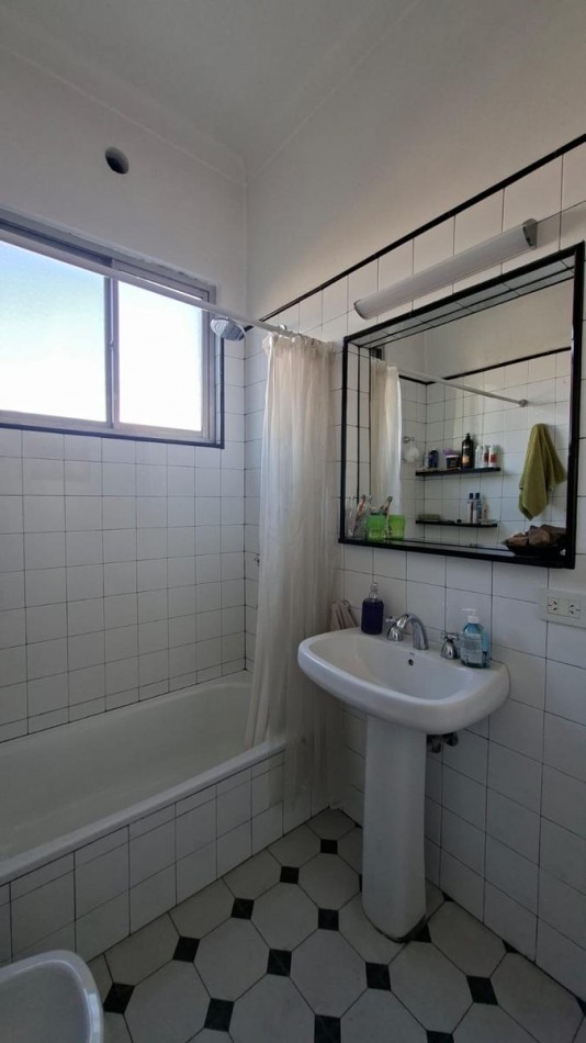 PH con terraza y quincho en Florida Mitre excelente estado