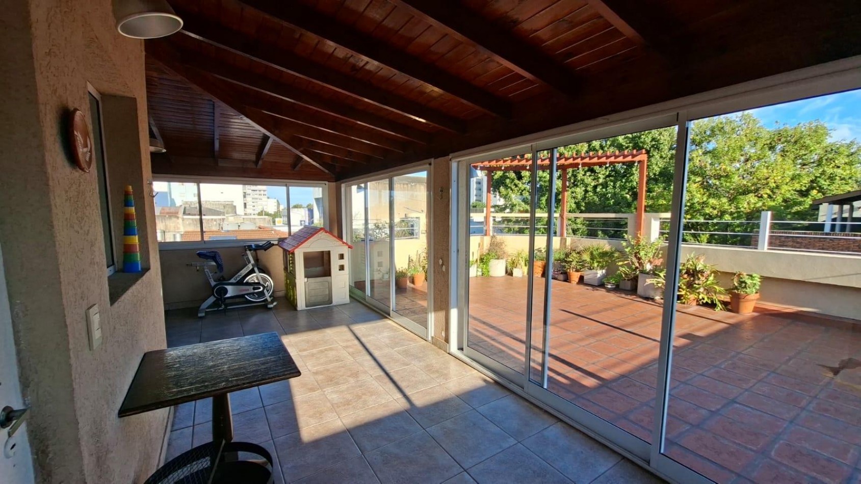 PH con terraza y quincho en Florida Mitre excelente estado