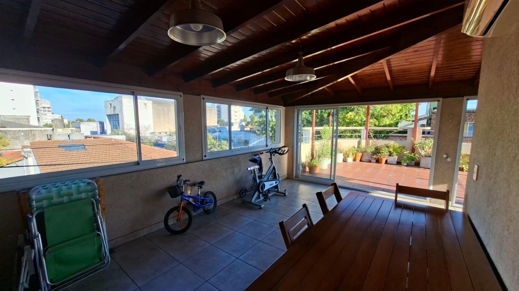 PH con terraza y quincho en Florida Mitre excelente estado