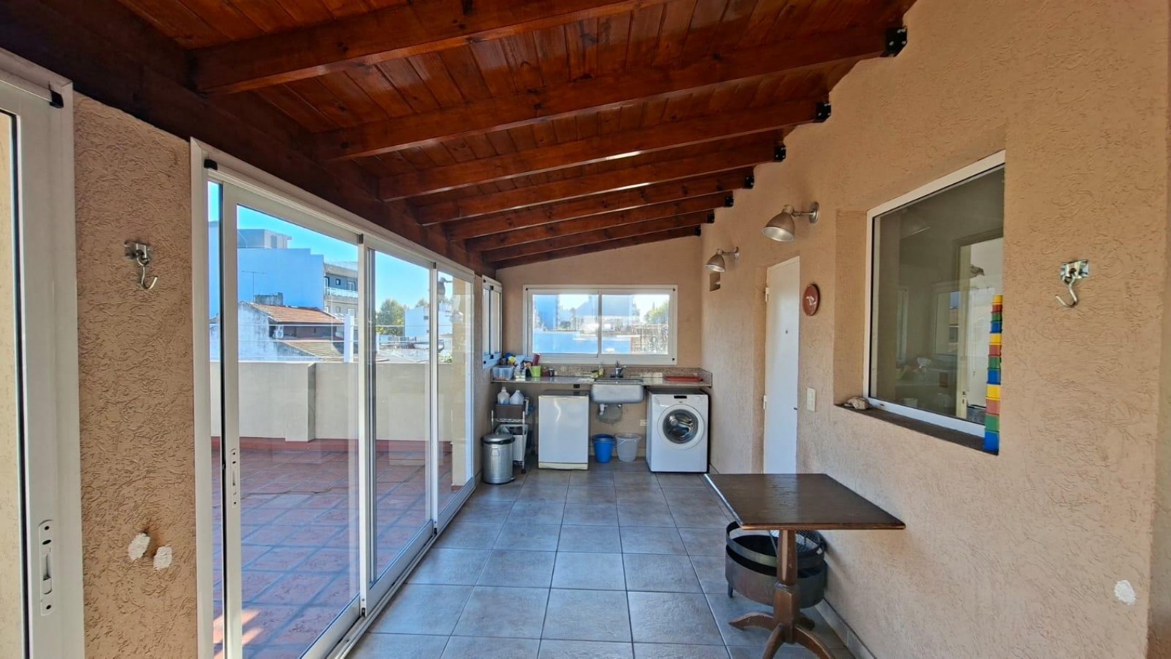 PH con terraza y quincho en Florida Mitre excelente estado