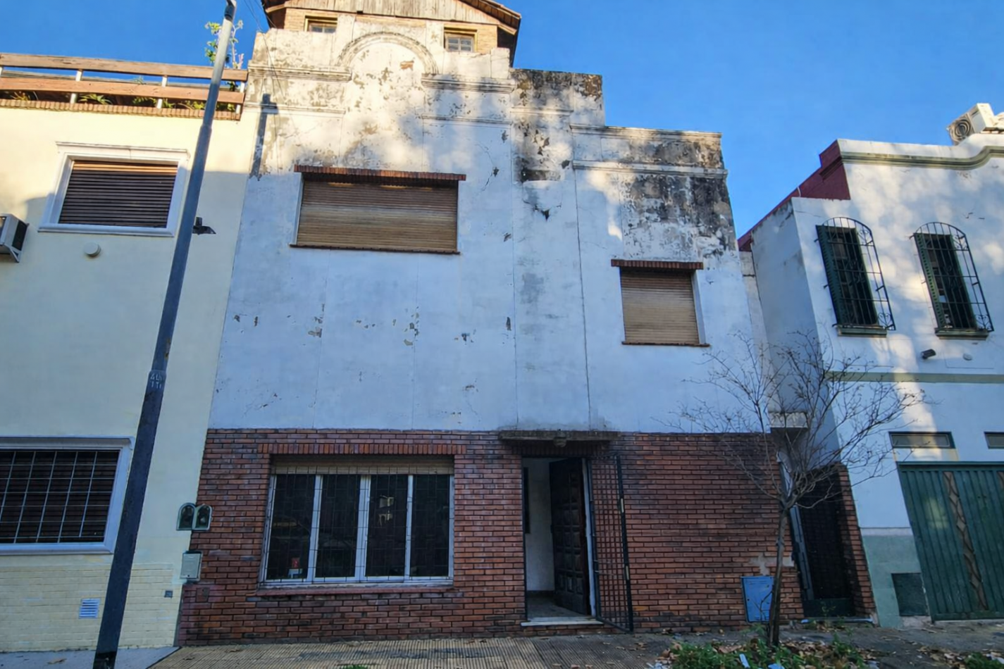Casa de tres planta con terraza para refaccionar- FLORES