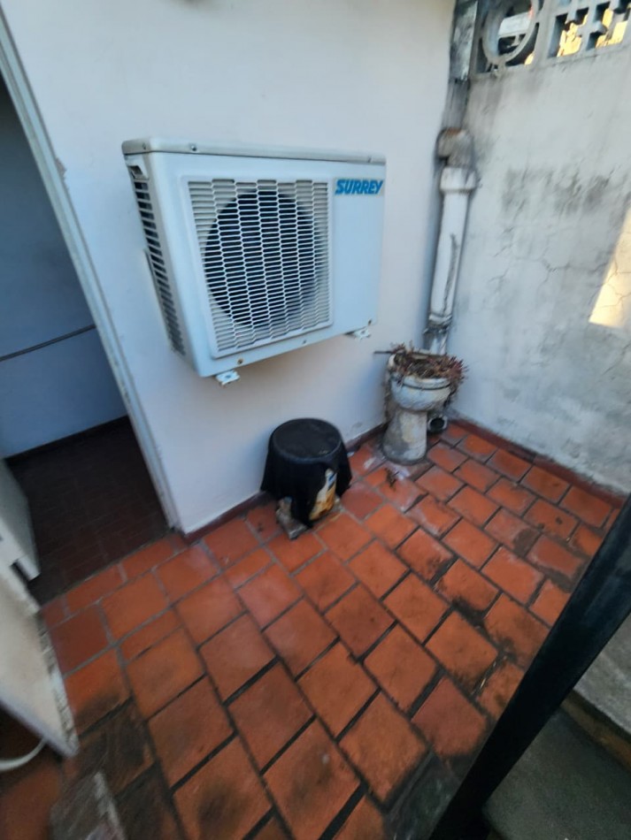 Casa de tres planta con terraza para refaccionar- FLORES