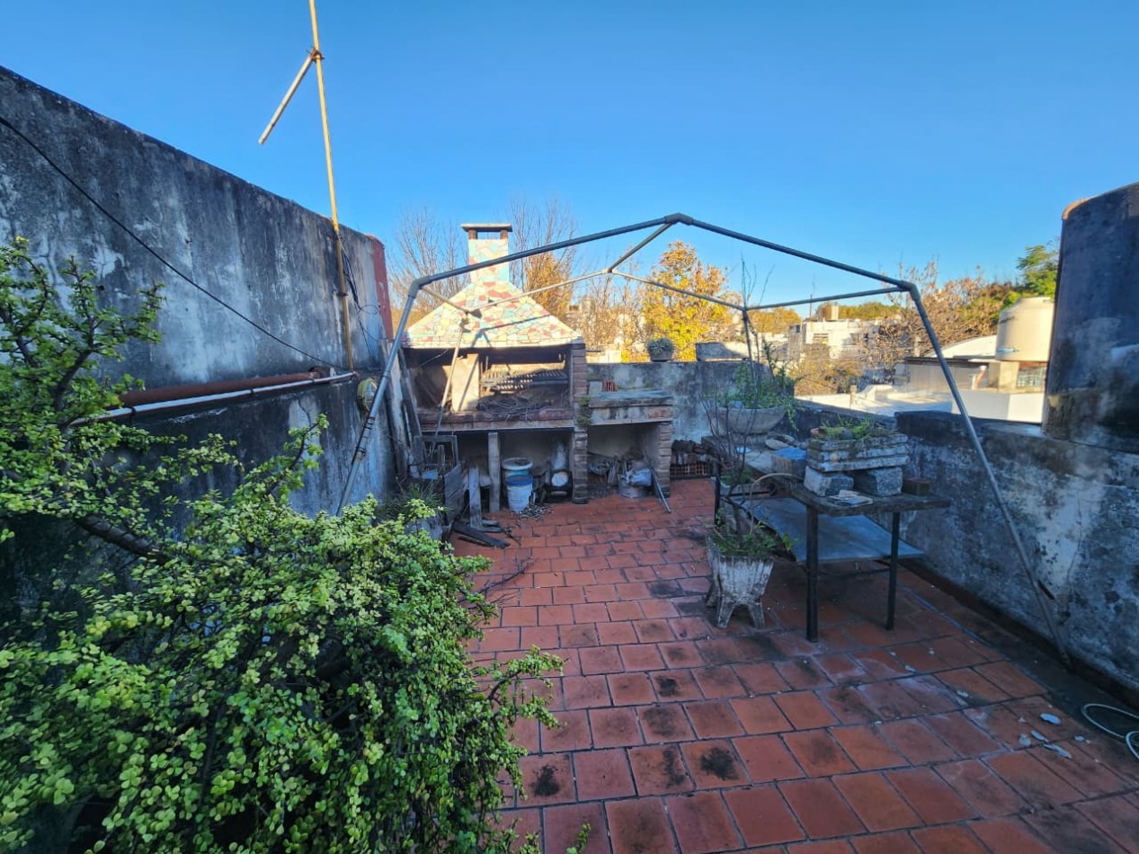 Casa de tres planta con terraza para refaccionar- FLORES