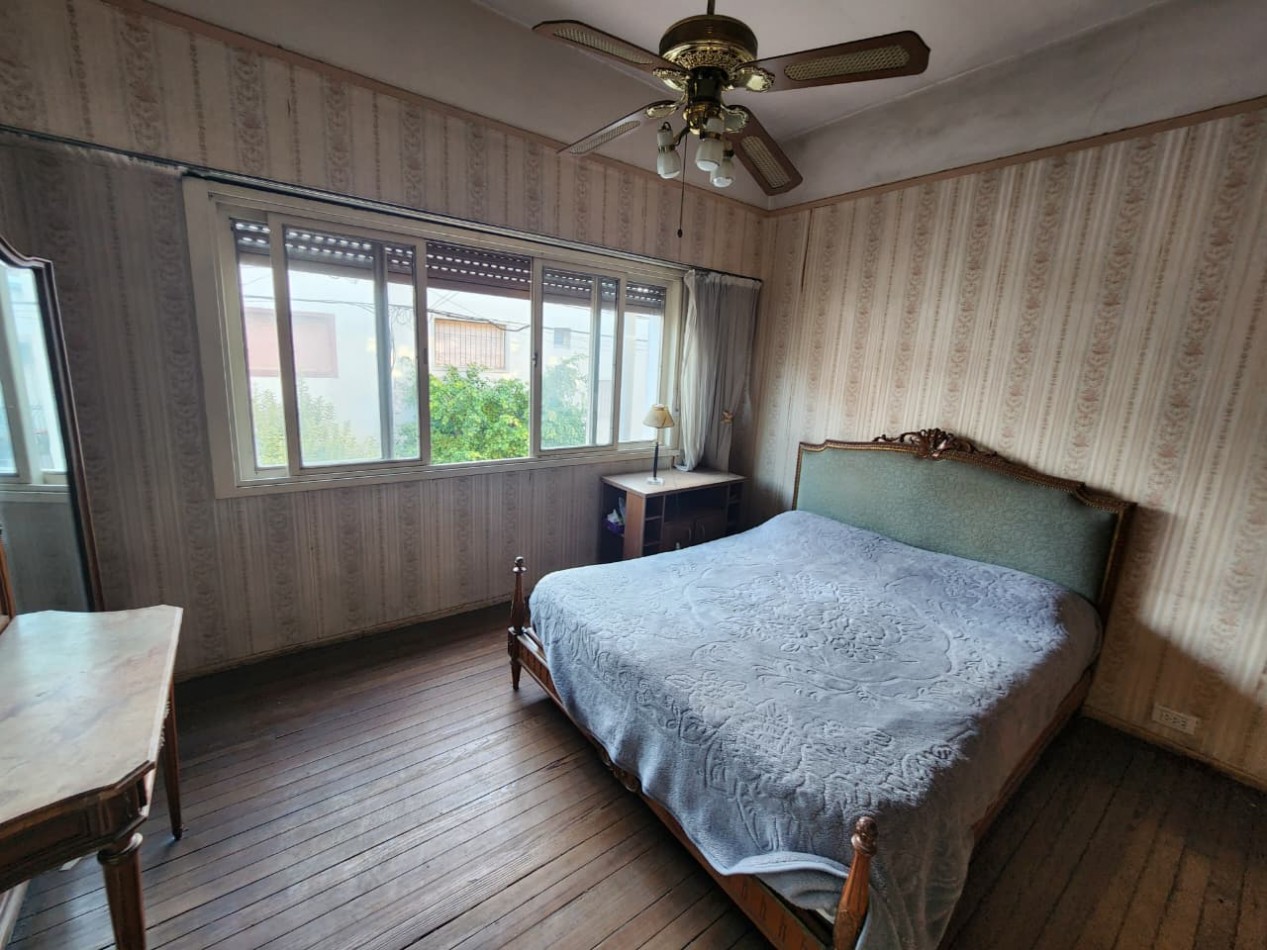 Casa de tres planta con terraza para refaccionar- FLORES