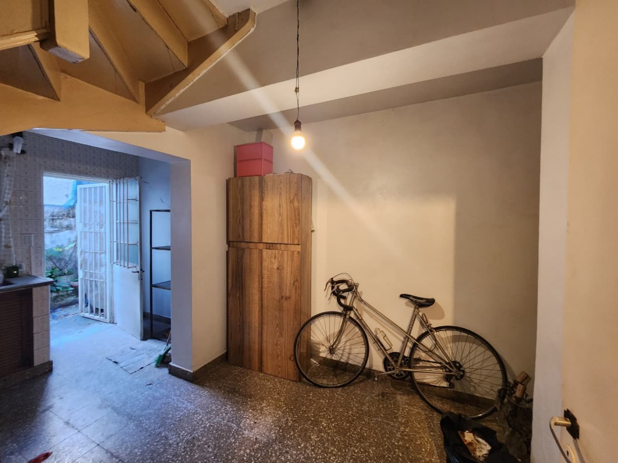 Casa de tres planta con terraza para refaccionar- FLORES