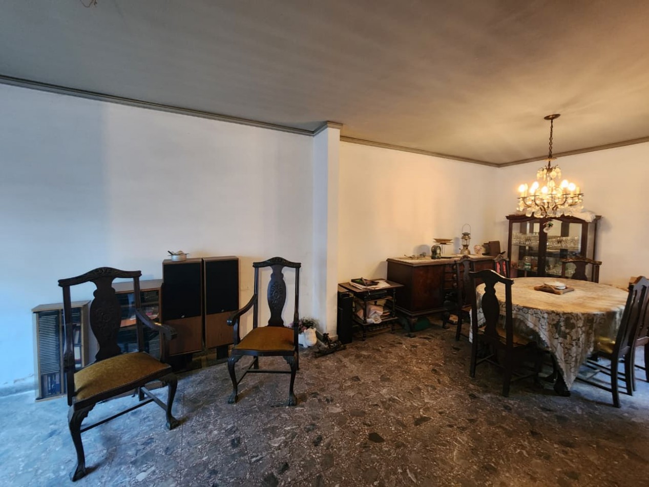 Casa de tres planta con terraza para refaccionar- FLORES