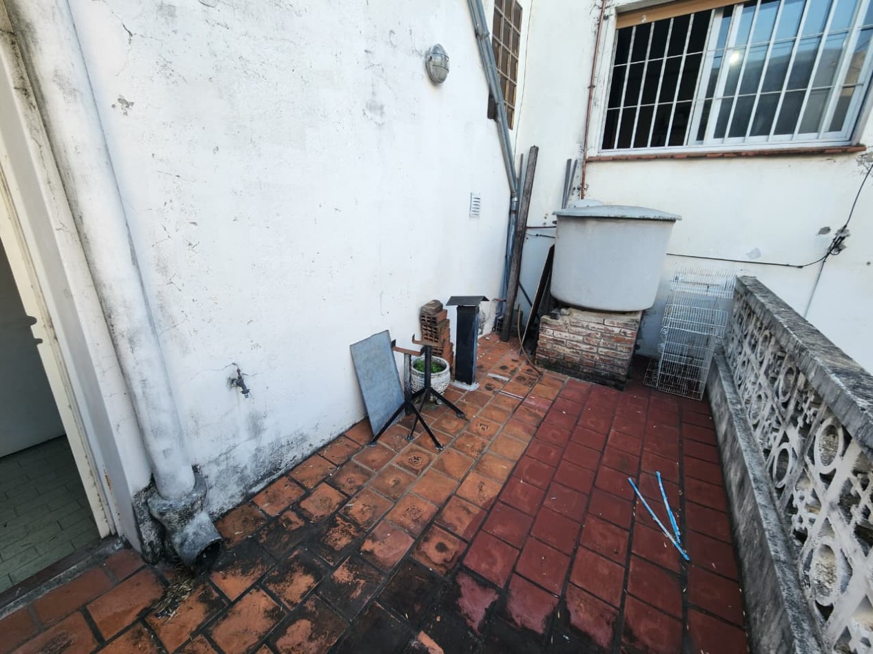 Casa de tres planta con terraza para refaccionar- FLORES