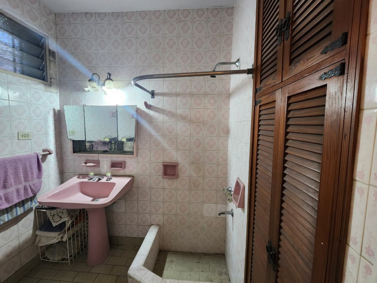 Casa de tres planta con terraza para refaccionar- FLORES