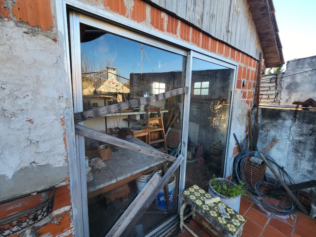 Casa de tres planta con terraza para refaccionar- FLORES