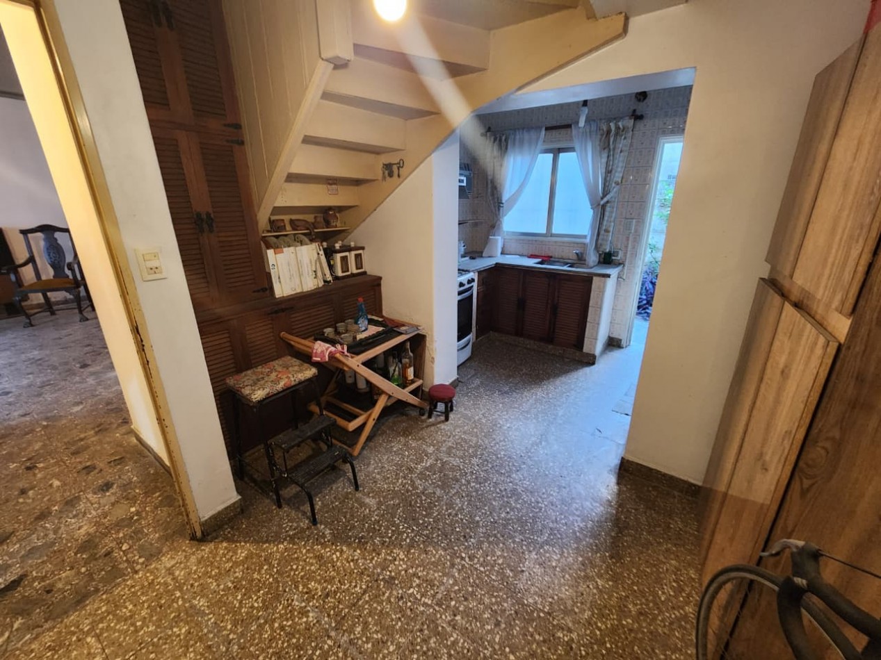 Casa de tres planta con terraza para refaccionar- FLORES