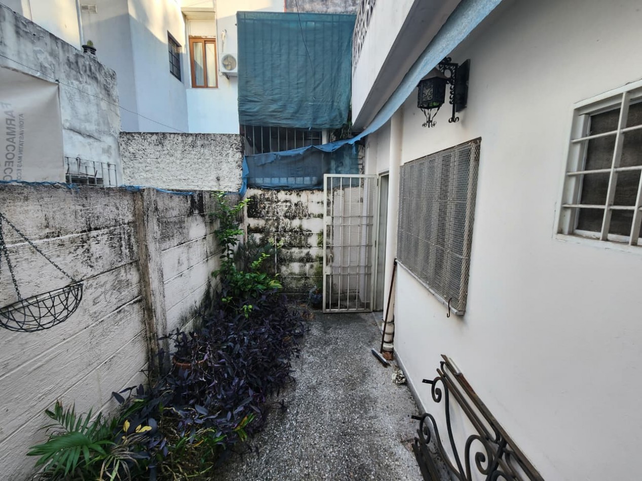 Casa de tres planta con terraza para refaccionar- FLORES