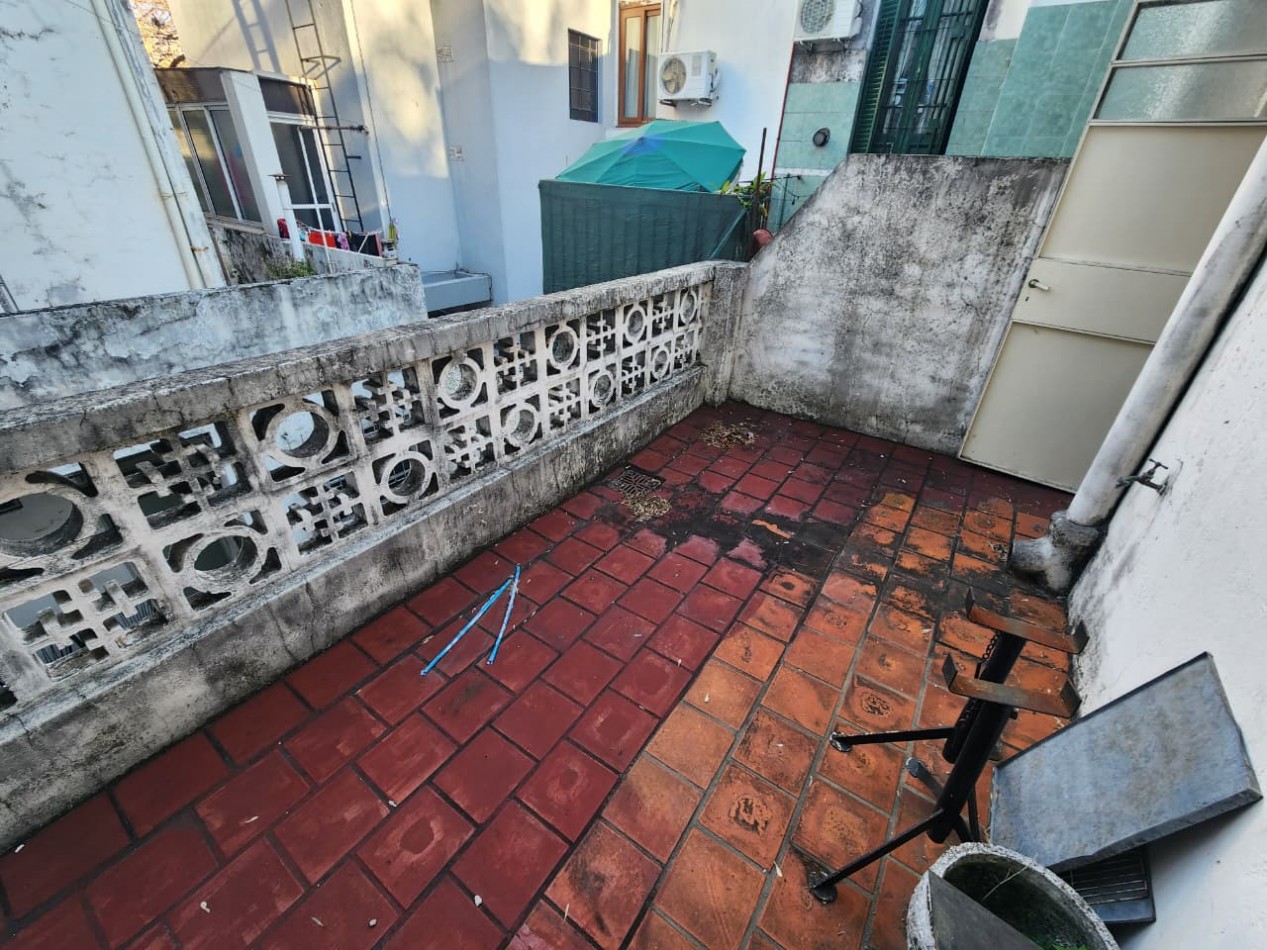 Casa de tres planta con terraza para refaccionar- FLORES