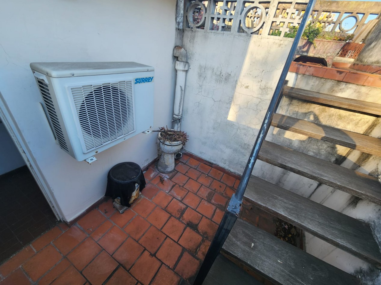 Casa de tres planta con terraza para refaccionar- FLORES