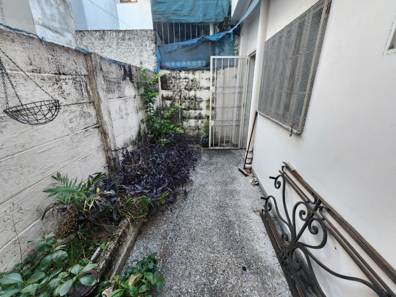 Casa de tres planta con terraza para refaccionar- FLORES