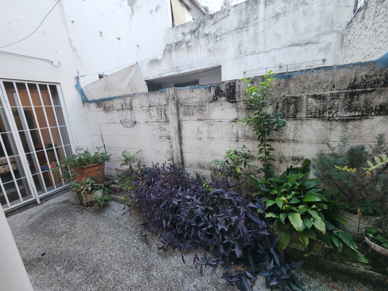 Casa de tres planta con terraza para refaccionar- FLORES