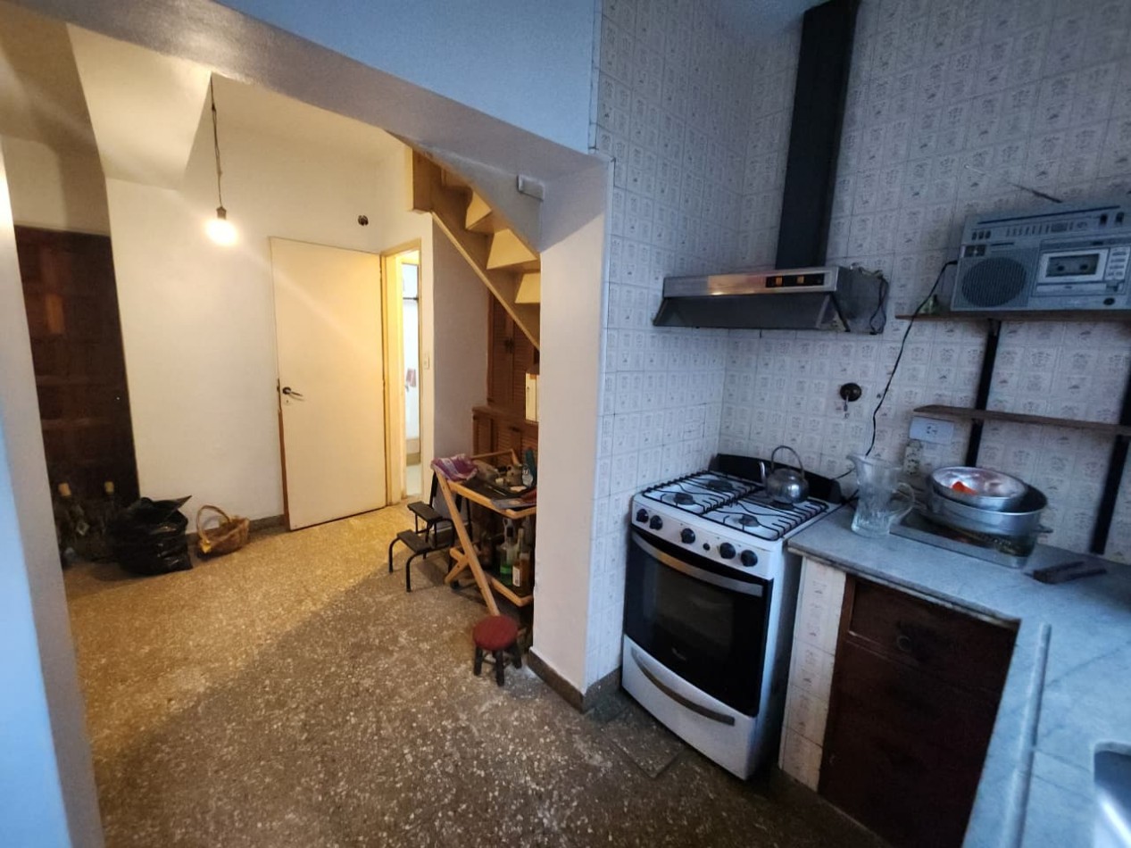 Casa de tres planta con terraza para refaccionar- FLORES
