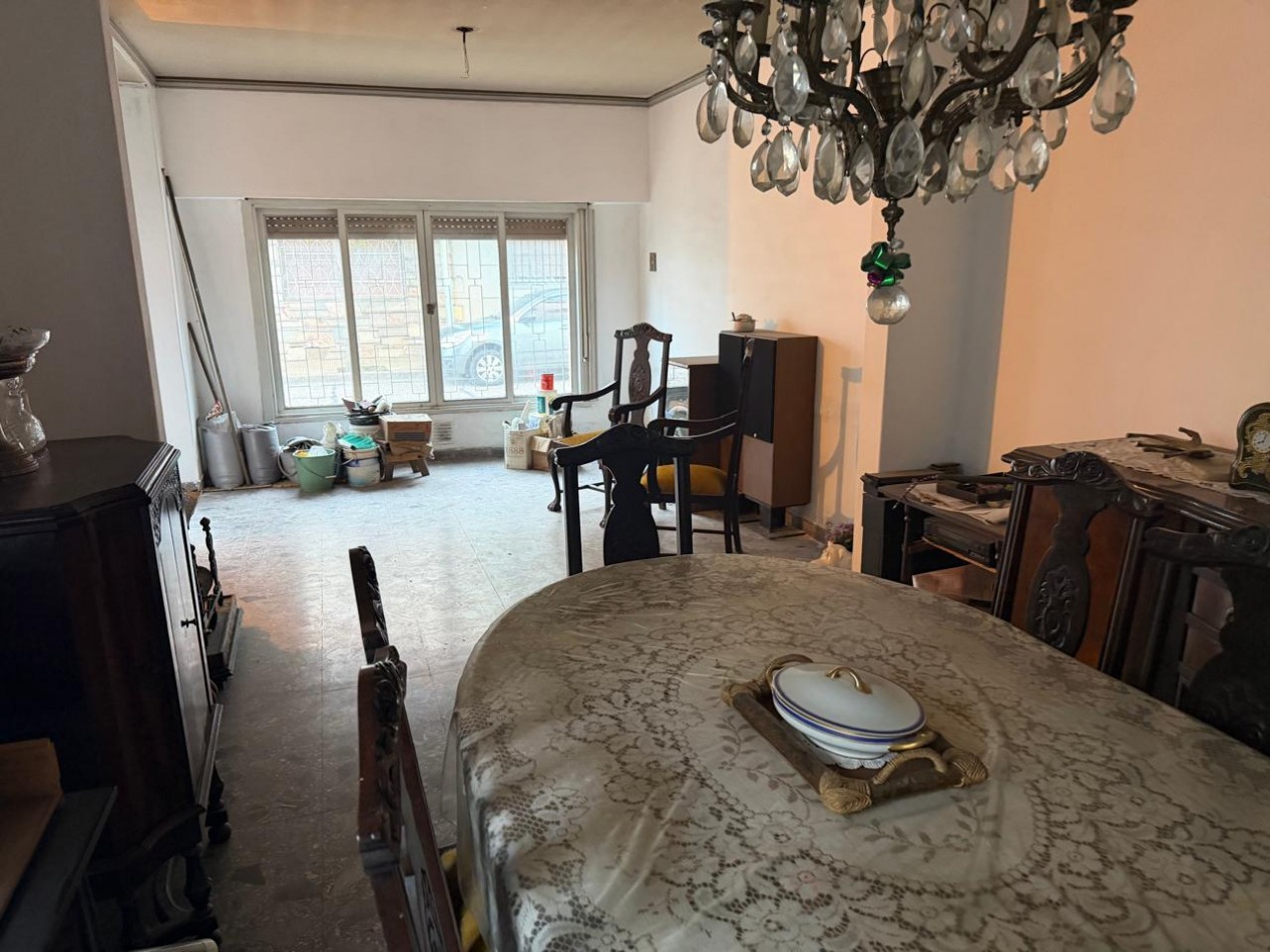 Casa de tres planta con terraza para refaccionar- FLORES