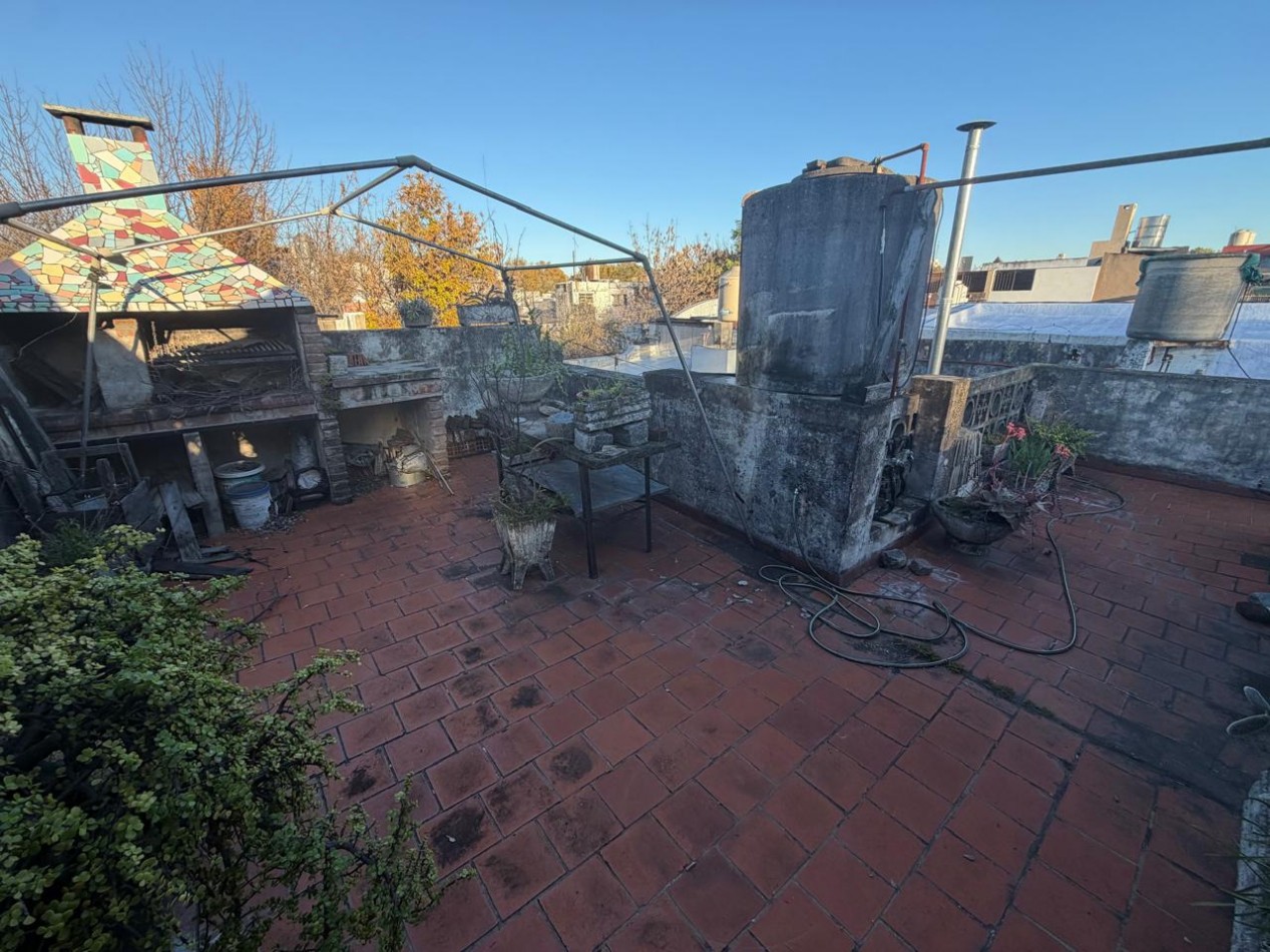 Casa de tres planta con terraza para refaccionar- FLORES