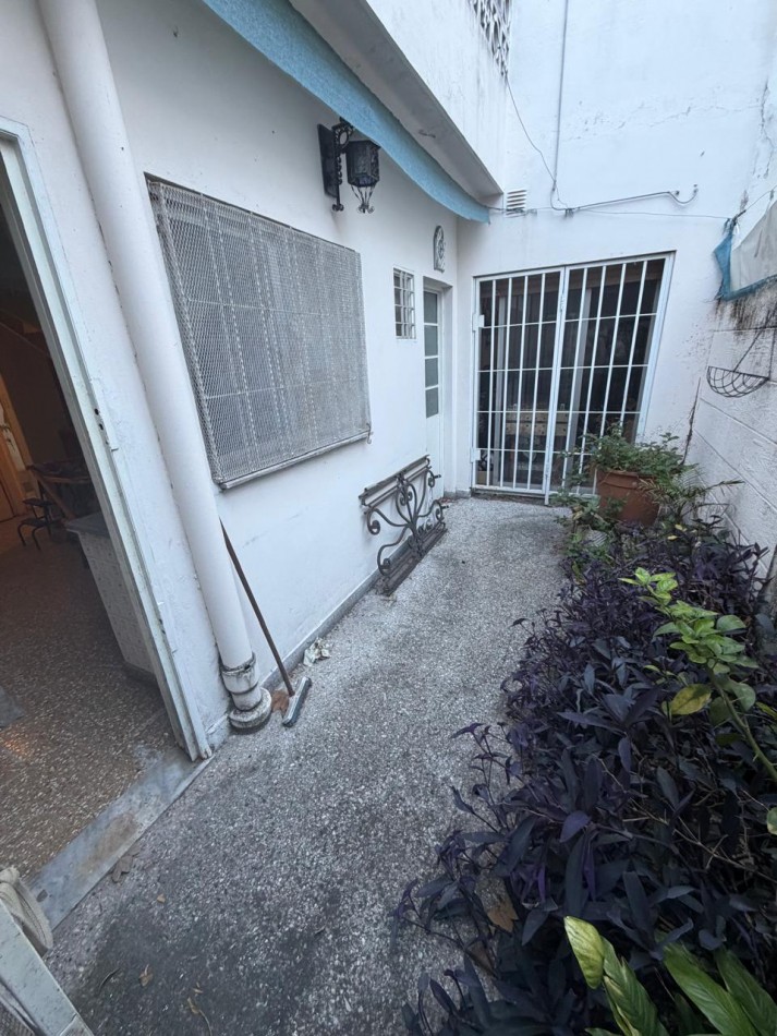 Casa de tres planta con terraza para refaccionar- FLORES